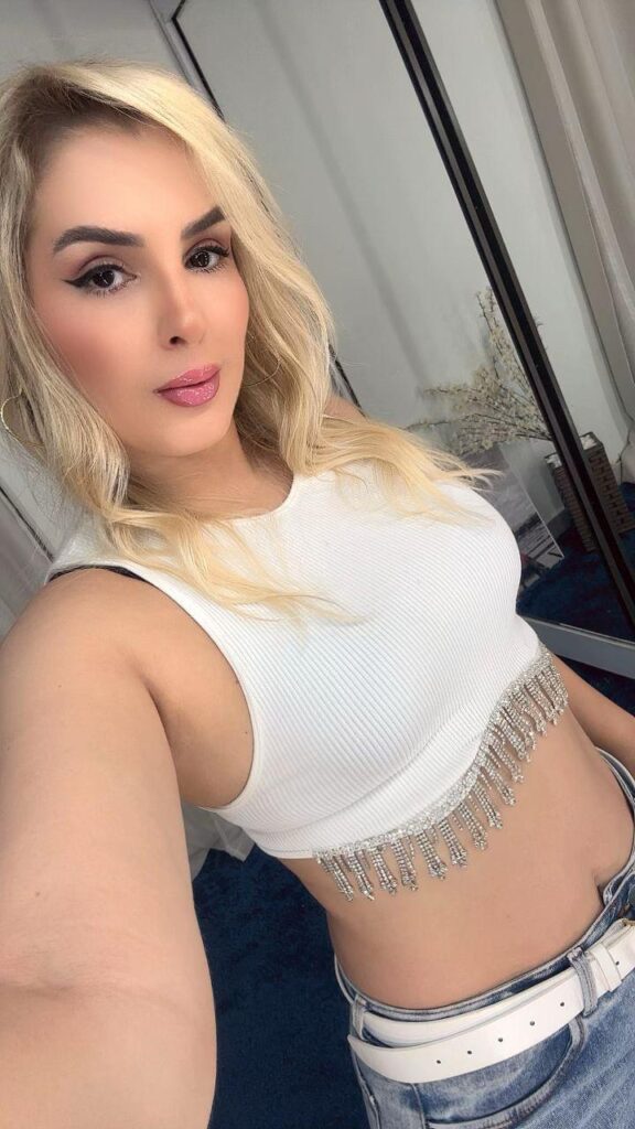 Massagista Isabela durante preparo para massagem em Goiânia