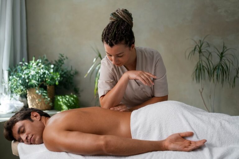 Técnica de massagem terapêutica realizada por profissional feminina no Espaço Abidos – o seu lugar de massagem em Goiânia.