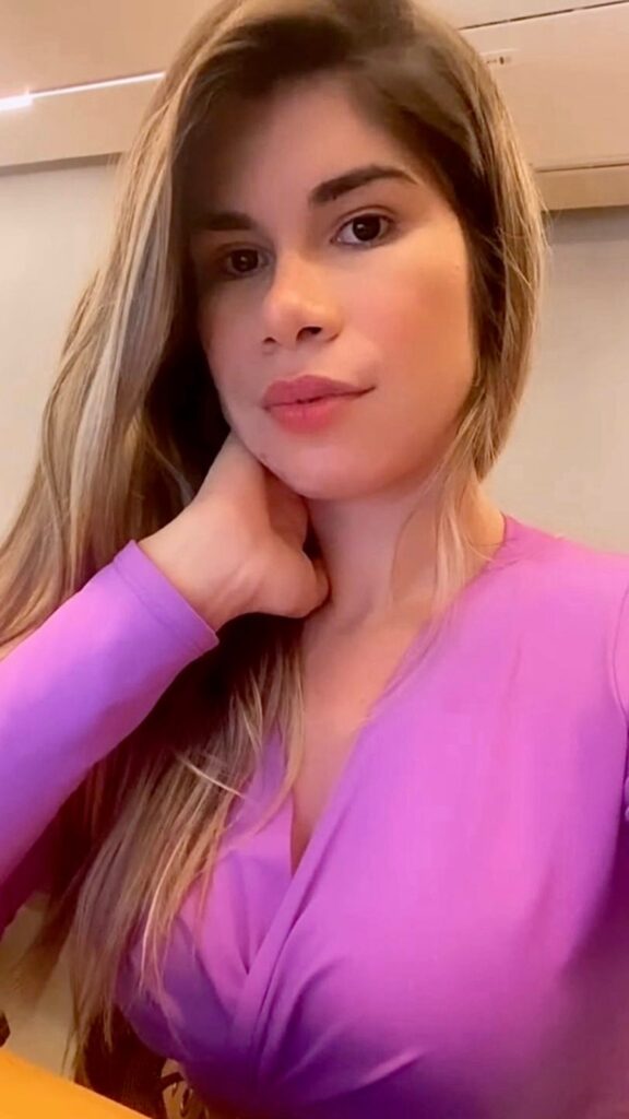 Massagista Paula de Goiânia, pronta para sessão de massagem