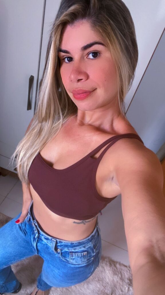 Paula em ambiente tranquilo da clínica de massagem em Goiânia