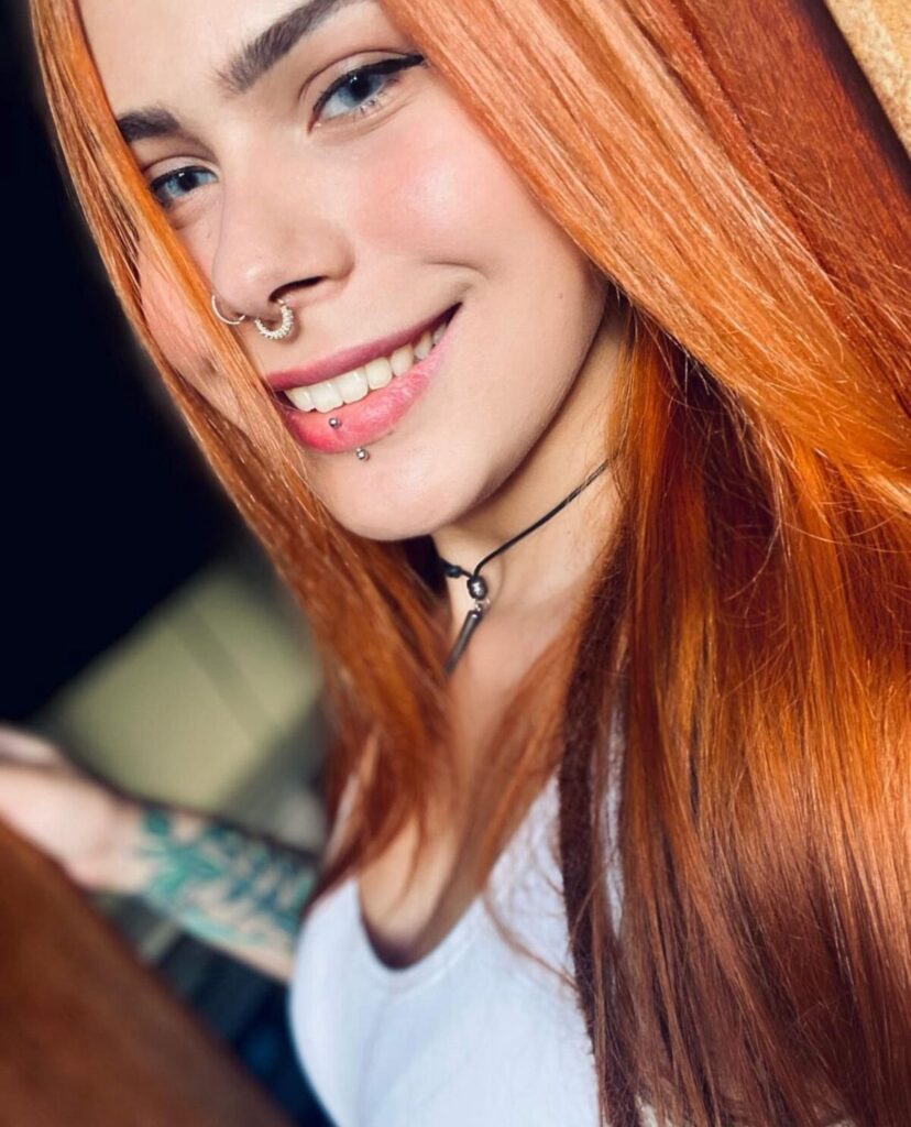 Samara sorrindo, massagista em ambiente acolhedor em Goiânia