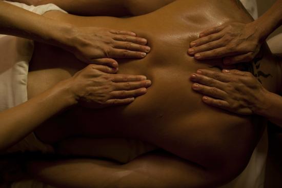 duas massagistas fazendo massagem 4 mãos em goiânia em um cliente do espaço abidos massagem