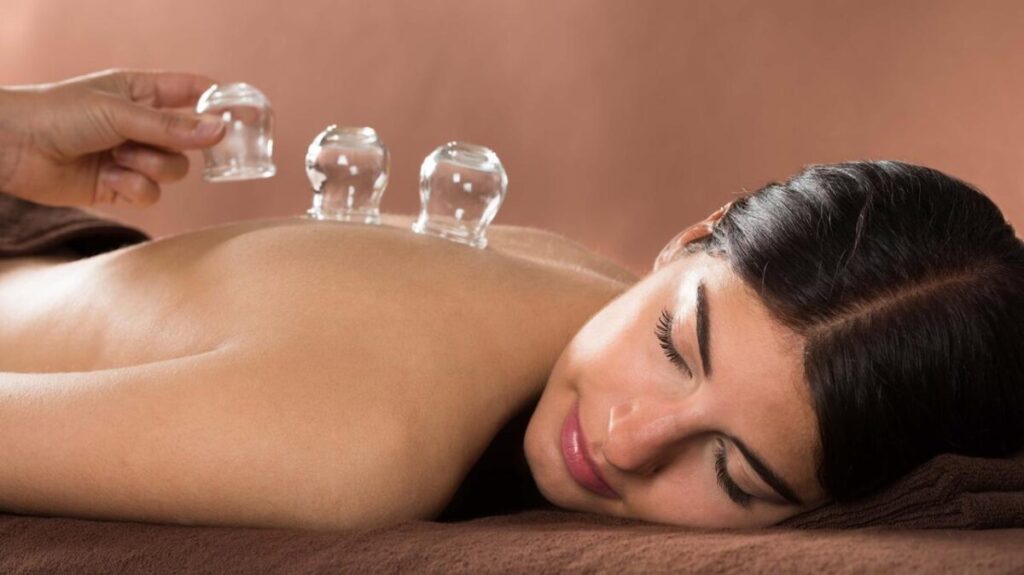 Ventosaterapia sendo aplicada por massagista no Espaço Abidos Massagem em Goiânia