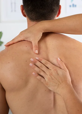 Terapeuta aplicando alongamentos na massagem desportiva em Goiânia