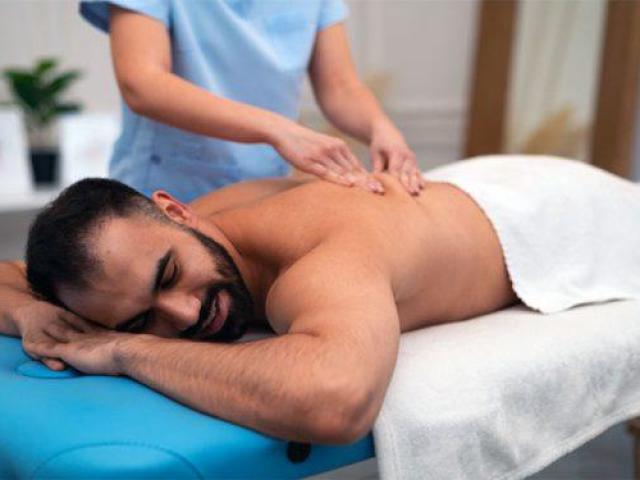 Sessão de massagem relaxante destacando os benefícios da massagem em Goiânia para redução de estresse e bem-estar
